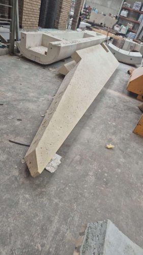 Straight precast concrete element produced with bespoke mould